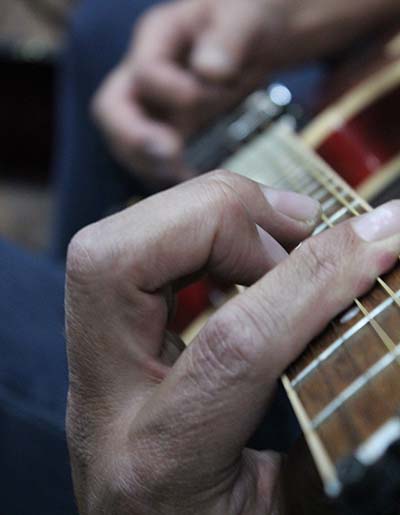 Snaarinstrument gitaar houding vingers armen ergotherapie